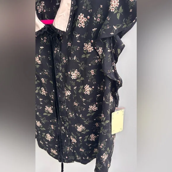 Sweet Wanderer Black Floral Blouse with Cream Collar - Picture 2 of 4